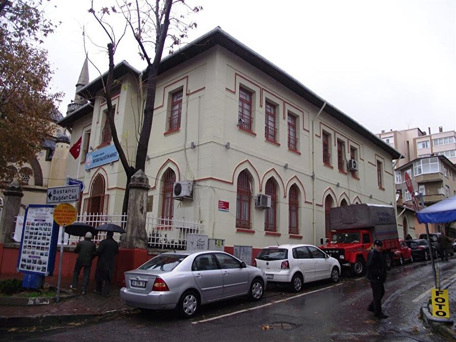 Serap Sedat Çocuk Kütüphanesi 

                                    
                                    
                                    Üst Bostancı'da bulunan Serap Sedat Çocuk Kütüphanesi, Halk Eğitim Merkezi'nin içinde yer alıyor. Dileyen çocuklar kütüphaneye üye olarak kitapları ödünç alabiliyorlar.
                                
                                
                                