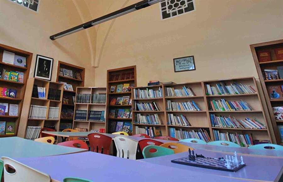 Mihrimah Sultan Çocuk Kütüphanesi 

                                    
                                    
                                    I.Süleyman'ın (Kanuni Sultan Süleyman) kızı Mihrimah Sultan tarafından 1547 yılında Mimar Sinan'a Sıbyan Mektebi olarak yaptırılmış, 1968 yılında çocuk kütüphanesi olarak hizmete açılmıştır. Kütüphanede; 8555 adet kitap, 65 adet kitapdışı materyal mevcut olup ayrıca 6 adet süreli yayın aboneliği vardır.
                                
                                
                                