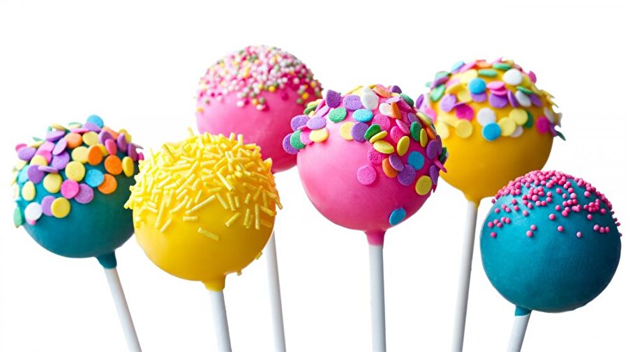 Lolipop
Çocukların en sevdiği şekerlerden olan lolipop, 1700'lü yılların ikinci yarısında İngiltere'de yapılmaya başlamış. 
