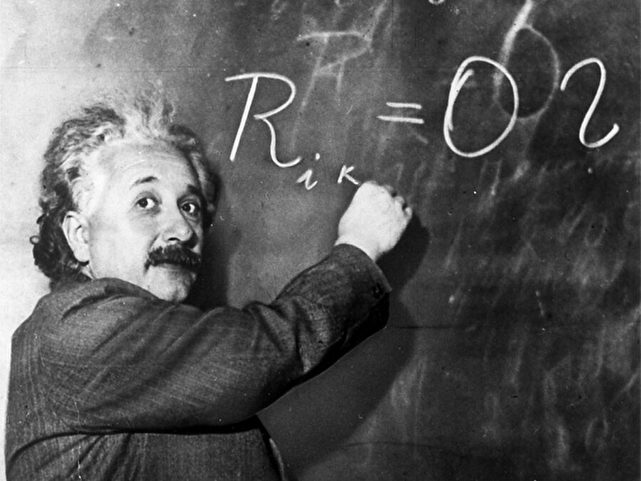 Albert Einstein

                                    
                                    Hakkında farklı rivayetler olsa da, ünlü bilim adamının eşi Elsa, Eintein'in genellikle aynı tip elbise ve gri tonları tercih ettiğini belirtmiş. Sadece yaşlılığına doğru gri takım elbiseleri yerini gri kazaklara bırakmıştı.
                                
                                