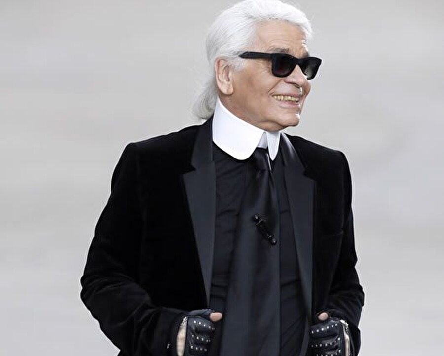 Karl Lagerfield

                                    
                                    20. yüzyılın en iyi moda tasarımcılarından biri olan Lagerfield'in moda sektöründe olmasına rağmen aynı şeyleri giymesi biraz tuhaf olabilir. Chanel gibi bir markanın kreatif direktörü de olsa, siyah takım, beyaz gömlek, güneş gözlüğü ve eldiveninde hiç vazgeçmedi.
                                
                                