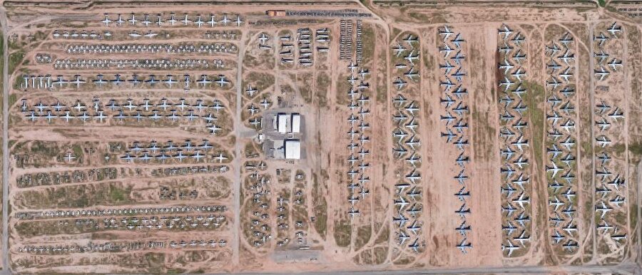 Davis- Monthan hava üssü 10 kilometrelik bir alan da 4400'den fazla uçağı barındırıyor. Bazıları ilk günkü gibi yeni, bazıları çöl tozundan görülmeyecek halde.
Bu uçaklar neden burada? Cevabı çok basit, onlar kullanım ömrünü tamamlamış uçaklar, ancak tam anlamı ile işleri bitmiş değil. Parçaları sökülüp dünyanın herhangi bir yerindeki uçaklar için yedek parça oluyor. Ancak havadan çekilmiş fotoğrafları kıpırtısız bu demir yığınları için adeta bir mezarlığı andırıyor.