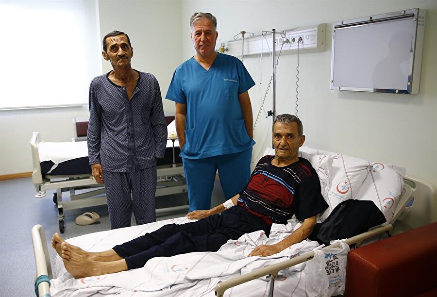 Tümörlü akciğerleri alındı

                                    
	Sağlık Bilimleri Üniversitesi Antalya Eğitim ve Araştırma Hastanesinde, "akciğer kanseri" teşhisi konulan 72 yaşındaki Mehmet Orak ve 73 yaşındaki Mehmet Şeker'in tümörlü sol akciğerleri alındı. 

                                
