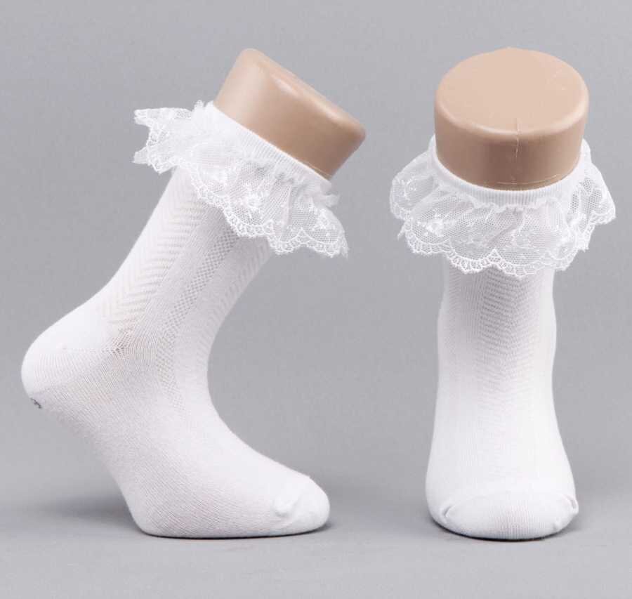 Dantelli çocuk çorabı

                                    Yaz aylarında ise kızlar önlüklerinin altına, o yıllarda çok moda olan dantelli çoraplardan giyerdi. 
                                