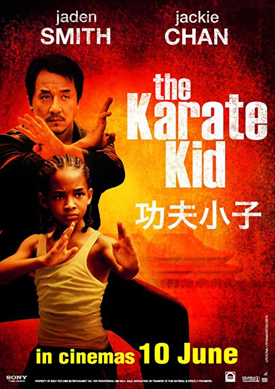 The Karate Kid

                                    
                                    Efsanevi seksenli yıllar kült yapımlarından The Karate Kid'e Jackie Chan esintili yeni bir yorum getiriliyor 2010 yapımı Karete Çocuk filmiyle. 

Dre, Detroit'in en klas çocukları arasındayken çok farklı bir memlekette yeni bir hayat kurmak zorunda kalmıştır. Popüler bir Amerikan çocuğu olabilecekten; annesinin kariyeri ikisinin de yolunu Uzak Asya'ya, Çin'e götürür. Başlangıçta arkadaş edinme konusunda zorluk çeken kahramanımız, zamanla sınıf arkadaşı Mei Ying'e yakınlık hisseder ve şanslıdır ki Ying de ona karşı boş değildir. 

Sorun şu ki kültürler arasındaki uçurum böyle bir arkadaşlığı olanaksız kılmaktadır. Daha da kötüsü, sınıfın kabadayısı olan Cheng, Dre'ye düşman olup kahramanımıza nefes aldırmamaya yeminlidir. Dre yalnızca yüzeysel derecede karate bilmektedir; kung fu diyarında, Cheng ise karateci kahramanımıza aman vermez ve onu acımasızca yere yapıştırır. 


Farklı bir diyarda, yabancı bir ülkede yalnız olduğunu hisseden Dre'nin, tamirci Bay Han dışında konuşacağı kimsesi yoktur. Aslında bir kung fu ustası olan Bay Han ve Dre birlikte çalışmaya başlayarak bir dostluğa adım atar ve kung fu turnuvasında Cheng'le son bir karşılaşmaya doğru ilerlerler. 


Han, Dre'ye kung fu'nun yumruk ve savuşturmayla değil, olgunluk ve sükunetle ilgili olduğunu anlatırken, Dre de kabadayılarla yüzleşmenin, hayatının dövüşü olacağını öğrenir.
                                
                                