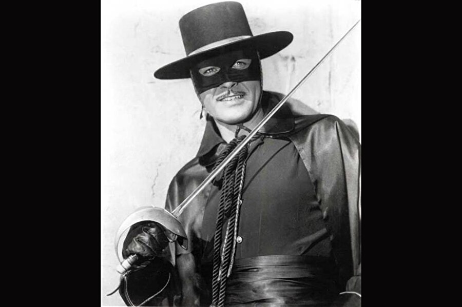 Unutulmayan oyuncu

                                    
                                    
                                    Üzerinden yıllar da geçse, 1958 yılında yayınlanmaya başlayan dizide başrol oynayan Guy Williams bizlere Zorro efsanesini sevdiren isimdir. Birçok kişi Zorro denildiği zaman halen onun nüktedan gülümsemesini hatırlar.
                                
                                
                                