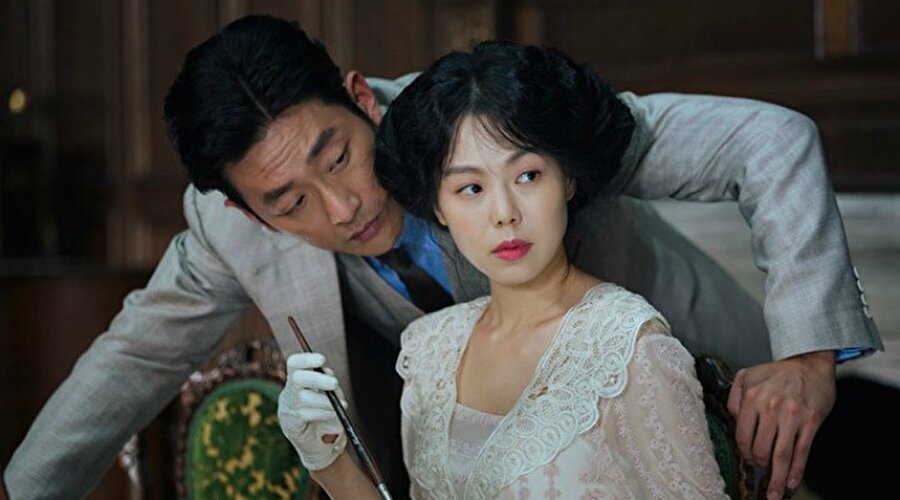 Hizmetçi / The Handmaiden / Park Chan-wook

                                    Güney Kore'nin yıldız yönetmeni Park Chan-wook'un, Cannes Film Festivali'nde yarışan The Handmaiden'da şehvet, entrika ve cinsel gerilimle örülü göz alıcı bir öykü sunuyor. 

Sarah Waters'ın The Fingersmith adlı romanından uyarlanan bu dönem filmi, 1930'larda Japon işgali altındaki Kore'de geçiyor. Cannes'da Vulcain En İyi Sanat Yönetimi ödülü kazanan The Handmaiden kusursuz senaryosu ve dâhice bir yönetmenlikle izleyiciyi çok katmanlı bir gerilime davet ediyor. 

Park Chan-wook'un 2013 yapımı Stoker'dan sonra çektiği ilk film olan The Handmaiden, zengin genç bir Japon kadın, onu kandırıp zenginliğini ele geçirmeye çalışan Koreli bir adam ve adamın tuttuğu Koreli bir hizmetçi arasındaki entrika etrafında dönüyor.
                                