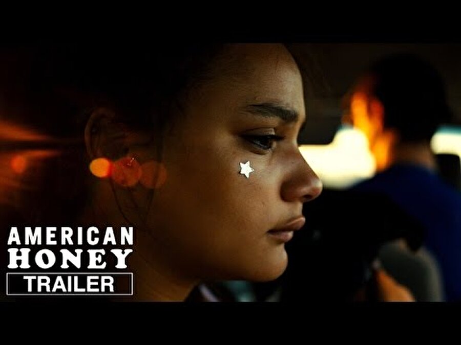American Honey / Andrea Arnold
Fransız Première dergisinin “Z Kuşağı için Easy Rider” olarak tanımladığı, Cannes'da çoğu eleştirmeni kendine hayran bırakan ve festivalden Jüri Ödülü ile dönen yeni Andrea Arnold filmi American Honey, daha şimdiden günümüz Amerikan gençliğini en iyi anlatan filmlerden birisi olarak kabul ediliyor.
Aile içi şiddet ve yoksulluktan ibaret hayatını ani bir kararla geride bırakan 18 yaşındaki Star'ın, dergi aboneliği satan bir gruba eklemlenerek çıktığı uzun yolculuğu konu alan film; şahane bir soundtrack, müthiş bir görüntü yönetimi ve perdeden taşan inanılmaz bir enerjiyle soluksuz izleniyor. Filmin başrolündeki amatör oyuncu Sasha Lane parlarken, âşık olduğu Jake rolünde Shia LaBeouf da kariyerinin en iyi performansını sergiliyor.
American Honey'nin soundtrack'i filmin en önemli unsurlarından biri... Andrea Arnold müziği klasik anlamda kullanmıyor, görüntülere uyacak müzikleri kullanmak yerine sevdiği müzikler etrafında kurguluyor filmini. Baştan sona temposu hiç düşmeyen bu sürükleyici film uzun süre aklınızdan çıkmayacak.