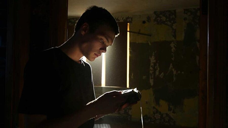 Öğrenci / Uchenik / The Student / Kirill Serebrennikov
Cannes'da Belirli Bir Bakış bölümünde gösterilen ve epey ses getiren The Student, kışkırtıcı bir hikâye anlatıyor.
Günümüz Rusya'sında geçen filmin merkezinde, okulda dini vaazlar vermeye başlayan bir lise öğrencisi ve ona karşı duran öğretmeni yer alıyor.
Kirill Serebrennikov'un Marius von Mayenburg'un oyunundan senaryolaştırıp yönettiği The Student, izleyiciyi huzursuz ederken düşünmeye çağıran, cesur bir film.