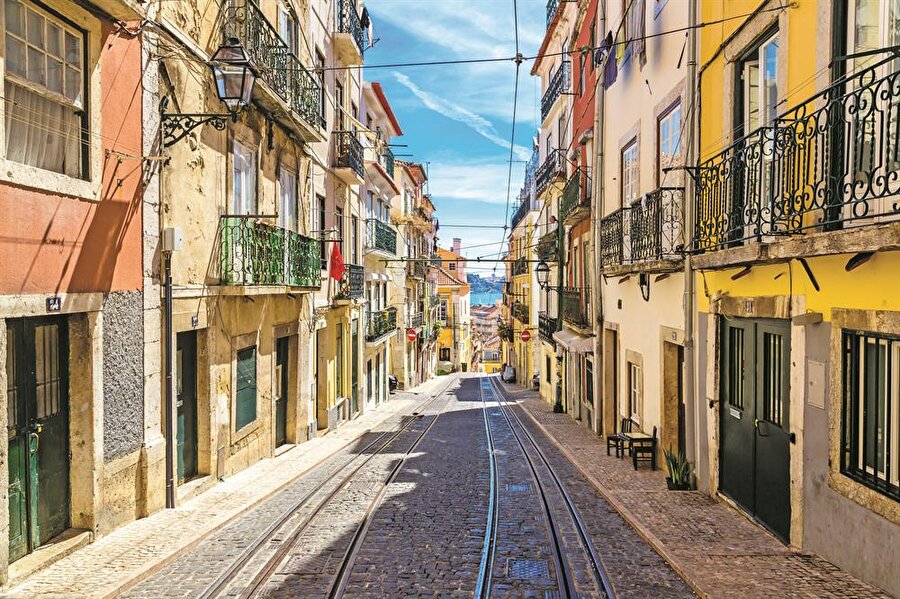 
                                    
                                    
                                    Portekiz'in başkenti Lizbon'a sonbaharda gitmek, hareketli ve coşku dolu bir Akdenizli olarak bilinse de mevsimin anlam ve önemine uygun hüzünlü Fado'larıyla sonbaharla bütünleşen şehrin diğer yüzünü tanımak için ideal. Şehre ilk kez gelenlerin kentin ruhuna dokunabileceği Baixa/Chiado, turistlere yönelik aktiviteleri, kafe, restoran ve konaklama tesisleriyle görülecek yerlerin başında. Tarihi kalenin etrafında yer alan Alfama ve Belem, eski Lizbon'un hâlâ yaşadığı gezilecek bölgeler. Akdeniz'den esip tarihi sokaklarından şehrin içine sokulan serin rüzgârların eşliğinde ve turist akınına uğradığı yaz dönemine oranla daha sakin bir Lizbon turu, şehri daha yakından tanımak isteyenler için ideal bir zaman sunuyor.
                                
                                
                                