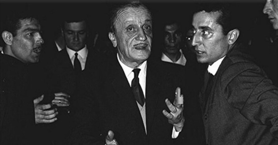 Genç adam! Bundan böyle senden beklediğim manevî babanın tabutunu musalla taşına, Anadolu kıtası büyüklüğündeki dava taşını da gediğine koymandır!
Bu gençliği karşımda görüyorum. Maya tutması için otuz küsur yıldır, devrimbaz kodomanların viski çektiği kamıştan borularla ciğerimden kalemime kan çekerek yırtındığım, kıvrandığım ve zindanlarda çürüdüğüm bu gençlik karşısında, uykusuz, susuz, ekmeksiz, başımı secdeye mıhlayıp bir ömür Allah'a hamd etme makamındayım.
Genç adam! Bundan böyle senden beklediğim manevî babanın tabutunu musalla taşına, Anadolu kıtası büyüklüğündeki dava taşını da gediğine koymandır!
Surda bir gedik açtık; mukaddes mi mukaddes!
Ey kahbe rüzgar, artık ne yandan esersen es!
Allah'ın selamı üzerine olsun...