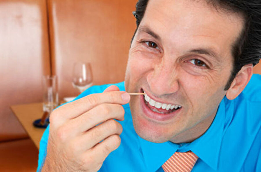Kürdan kullanmayın

                                    Dikkat ederseniz et tüketiminden sonra, dişler kürdanla temizlenmeye çalışılır. Ancak bu durum, diş sağlığı açısından oldukça tehlikelidir. Diş aralarının temizlenmesi gerekli durumlarda diş ipi kullanılmalıdır. 
                                