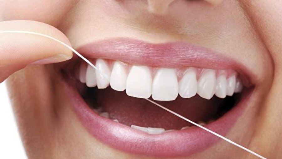 Nasıl kullanılır? 

                                    Diş aralarını temizlemek için kullanılan diş ipi, diş etlerine zarar vermeden nazikçe aşağı yukarı itilerek uygulanmalıdır. <o:p></o:p>
                                