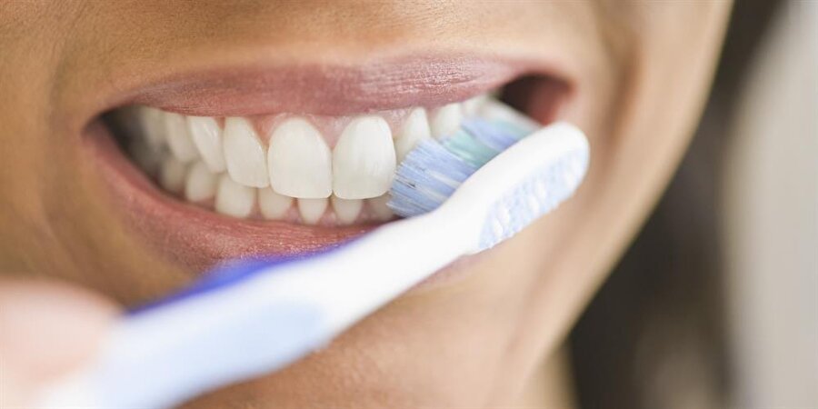 Dişlerinizi doğru fırçalıyor musunuz?

                                    Ağız ve dış sağlığında en önemli şeylerden biri dişleri fırçalama evresi. Ancak bu işlemin de doğru yapılması gerekiyor; aksi halde diş etinize de zarar verebilirsiniz. Öncelikle diş fırçanızı ıslatmadan üzerine mercimek büyüklüğünde macun sıkın. Dairesel hareketlerle dişlerinizi fırçalamaya başlayın; ağzınızın her yerinin temizlendiğine emin olana kadar, yaklaşık 5 dakika fırçalamaya devam edin.
                                