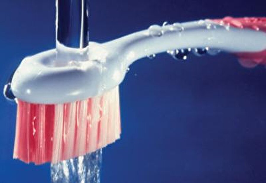 Diş fırçasını ıslatmayın!

                                    Uzmanlar, ıslatıldığında, fırçanın temizleme özelliğinin azaldığını söylüyor.
                                