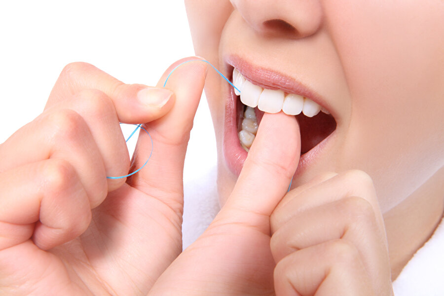 Diş ipi kullanmayı ihmal etmeyin!

                                    Ağız temizliğinden sonra, mutlaka diş ipi kullanın. 
                                