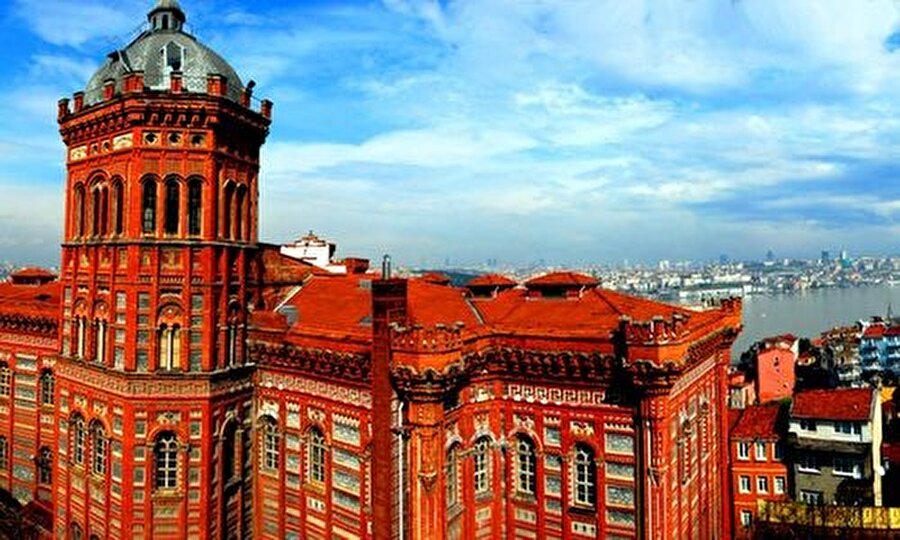 Karşıdan gördüğünüz ve her seferinde güzelliğine vurulduğunuz kırmızı renkli bina, Fener Rum Lisesi. Heybeti ve ihtişamı ile kesinlikle fotoğraflamaya değer.
