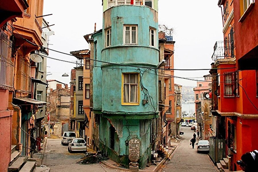 Sancaktar Yokuşu ise İnstagram fenomenlerinin klasik Balat pozu çektikleri yer. İki sokağın ortasında yer alan köhne binadan bahsediyoruz.