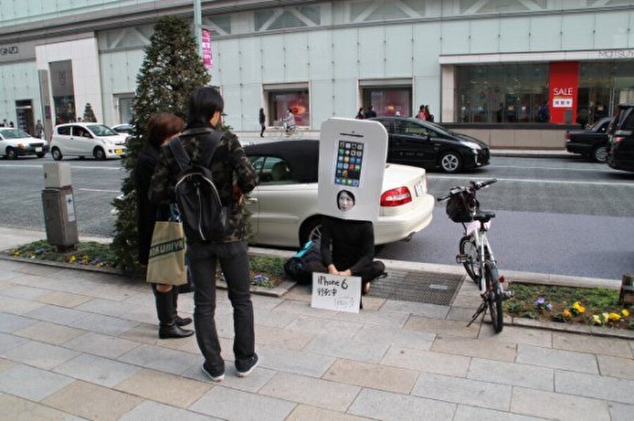 iPhone 6’nın satışa çıkmasından haftalar önce New York 5.Cadde’de bulunan Apple Store önünde çadır kurup 22 gün beklediler. 

                                    
                                    
                                    
                                    
                                    
                                    
                                    
                                    
                                    
                                    
                                    
                                
                                
                                
                                
                                
                                
                                
                                
                                
                                
                                