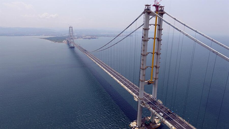Yeni açılan Osmangazi Körfez Geçiş Köprüsü ve diğer köprüler

                                    Belediyeler ile bunların kurdukları birlik, müessesse ve işletmecelerce yürütülen toplu taşıma hizmetleri 12 Eylül Pazartesi gününden başlayarak, 15 Eylül Perşembe günü saat 24.00'e kadar ücretsiz olacak.

Yeni açılan Osmangazi Körfez Geçiş Köprüsü ve İstanbul Boğazı'nın üçüncü köprüsü Yavuz Sultan Selim Köprüsü'nden geçişler ise işletmecileri özel sektörden olduğu için ücretli olmaya devam edecek.

Ulaştırma, Denizcilik ve Haberleşme Bakanı Ahmet Arslan, 9 gün sürecek Kurban Bayramı tatili nedeniyle 25-30 milyon vatandaşın yola çıkacağını belirterek, "Bayram trafiğinde tüm yollarda yaşanacak yoğunluk nedeniyle Bakanlık olarak kara, deniz, hava ve demiryollarında tüm önlemlerimizi almış bulunuyoruz" dedi.

Arslan, vatandaşların yola çıkmadan önce yol durumları hakkında bilgi alması gerektiğine işaret ederek, Ücretsiz Alo 159 hattından da yol durumlarına ilişkin bilgi alabilecekler" ifadelerini kullandı.
                                