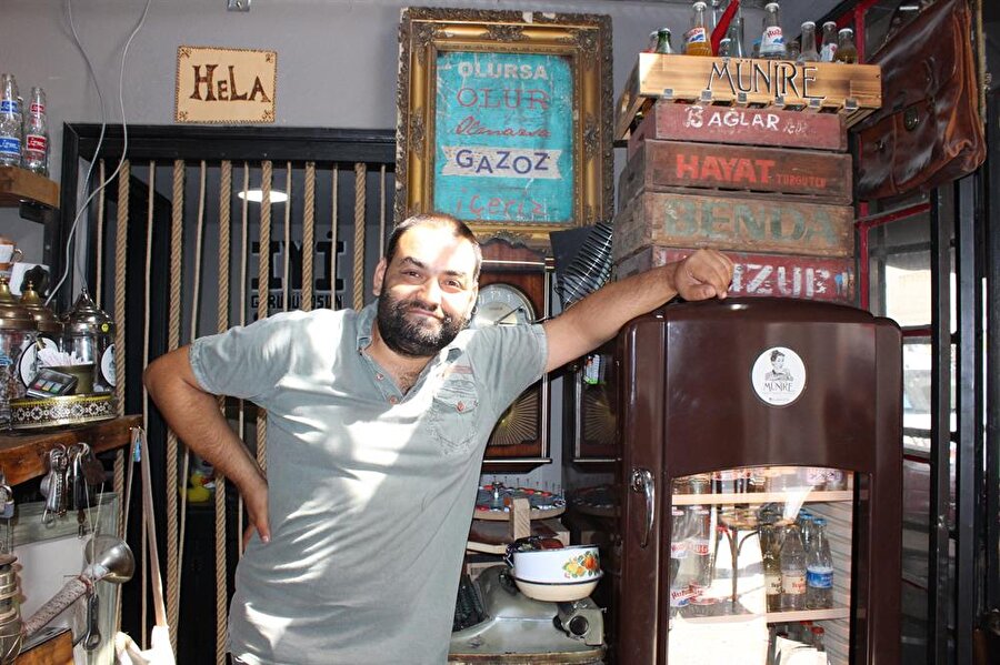 İzmir’de nostalji kokan kafe

                                    İstanbul'da kafe işletmeciliği yapan 38 yaşındaki Özgür Ahmet Çankaya, tatil için gittiği İzmir'de yaşamaya karar verip bir kafe açar. Müşterilere farklı bir konsept sunan Çankaya, unutulmaya yüz tutmuş meşhur gazoz çeşitlerini satışa sunuyor. İçlerinde çikolatalısı bile bulunan gazozlar, eski zamanları anımsatıyor. Çankaya, her köşesi nostalji kokan dükkanda, ikinci el eski eşyaları da satıyor.
                                