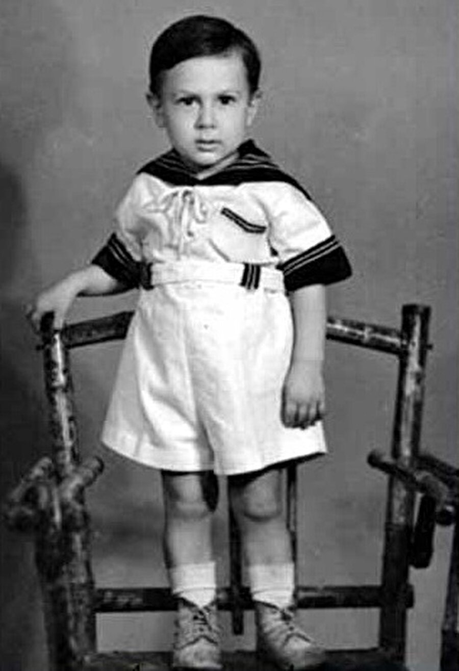 Barış Manço kimdir?

                                    Çocukların sevgilisi Barış Manço, 2 Ocak 1943'te Üsküdar, İstanbul'da doğmuştur.
                                