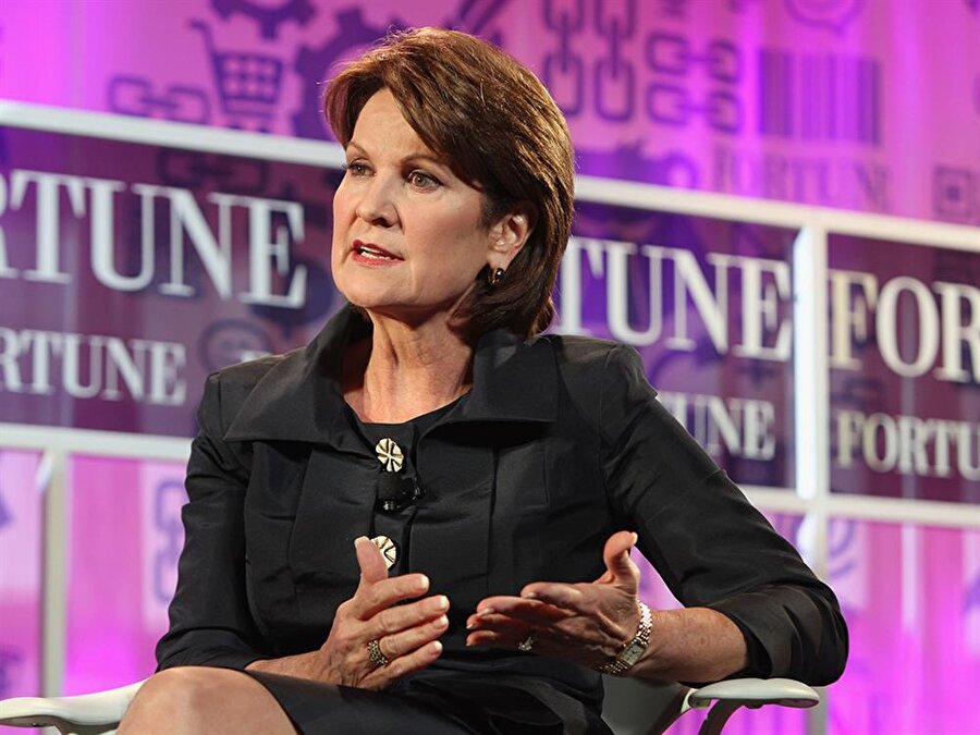 Marillyn Hewson
Listede üçüncü sırada geçen senenin dördüncüsü Marillyn Hewson yer aldı. ABD savunma sanayinin önde gelen firmalarından Lockheed Martin'in CEO'su olan Hewson'ın yükselişinde Sikorsky'in Kasım 2015'te satın alınarak şirket bünyesine katılması etkili oldu. İki şirketin tek çatı altında birleşmesi, Lockheed Martin'in piyasa değerini 10 milyar dolar artırmıştı.