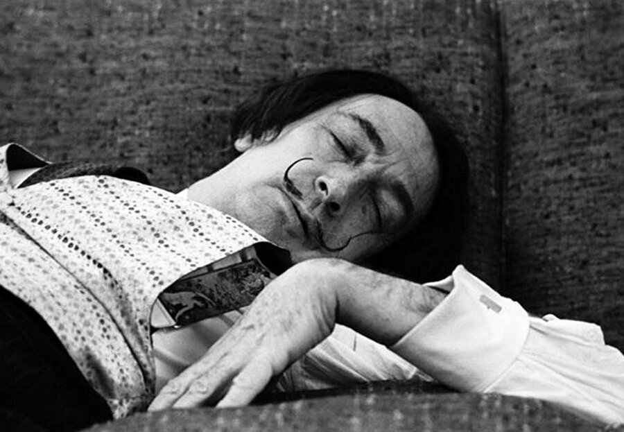 Zeki insanlar geç uyur
Gece uyumaz, gündüz uyanmaz insanların adı zeki olmuş. Sabaha kadar internette onu bunu stolklayan gençler, güneş doğmaya yakın uyuyunca anlamsız bir artistlik içine giriyorlar. Yapmayın gençler, erken uyuyun erken uyanın, sabahın hayrından da eksik kalmayın.