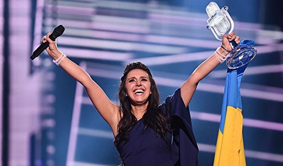 61'incisi düzenlendi

                                    
                                    İsveç'in başkenti Stockholm'de bu yıl 61'incisi düzenlenen Eurovision Şarkı Yarışması'nda, Kırım Tatar sürgünü ve büyükannesinin yaşadığı trajediyi konu alan "1944" adlı şarkısıyla Kırımlı Tatar sanatçı Jamala, Ukrayna'yı temsil etmişti. Yarışmanın finalinde Jamala, 534 puanla birinci olmuştu.
                                
                                