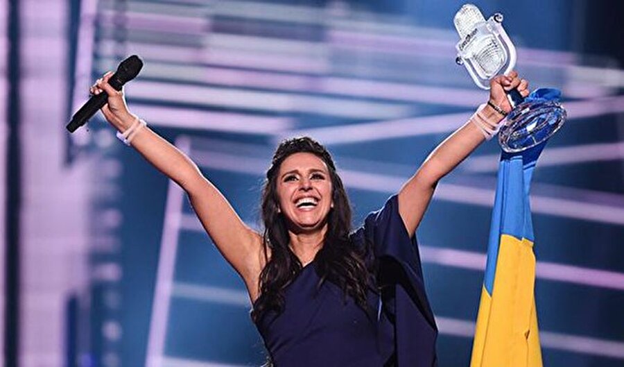 61'incisi düzenlendi
İsveç'in başkenti Stockholm'de bu yıl 61'incisi düzenlenen Eurovision Şarkı Yarışması'nda, Kırım Tatar sürgünü ve büyükannesinin yaşadığı trajediyi konu alan "1944" adlı şarkısıyla Kırımlı Tatar sanatçı Jamala, Ukrayna'yı temsil etmişti. Yarışmanın finalinde Jamala, 534 puanla birinci olmuştu.