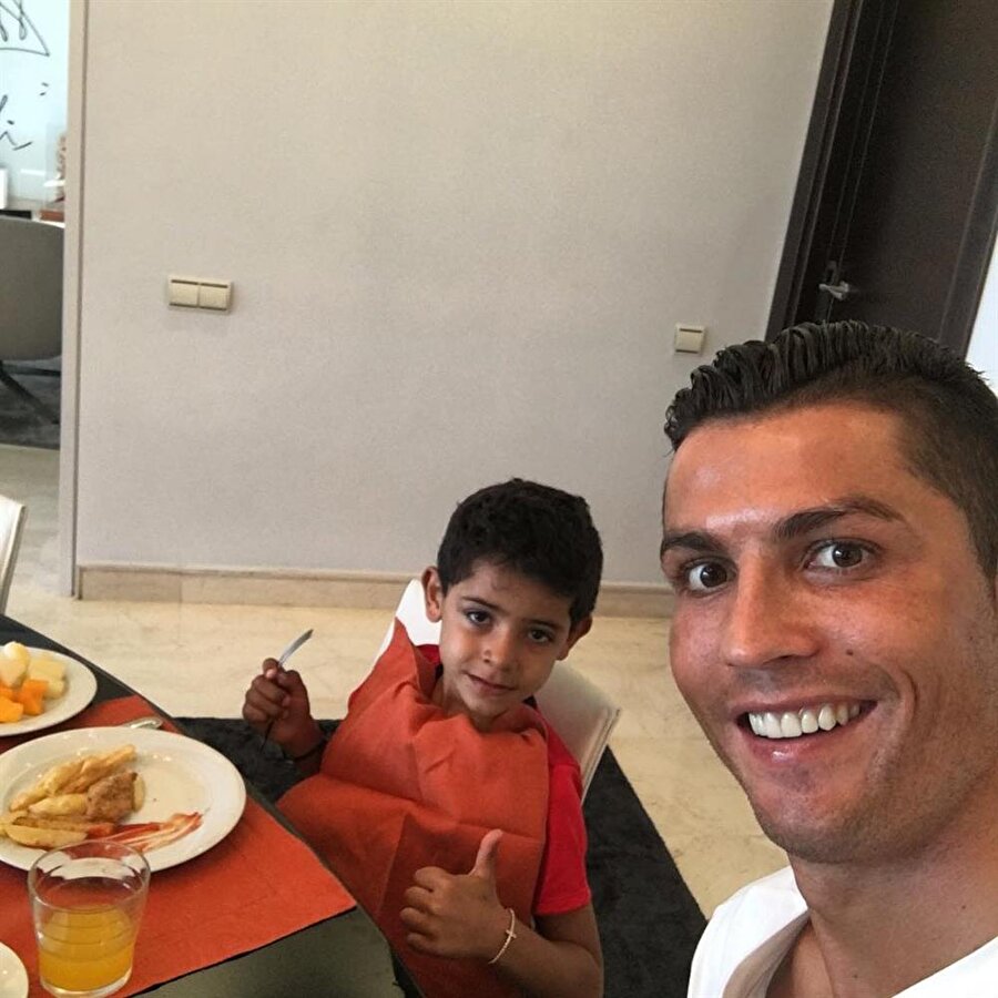 Cristiano Ronaldo
Real Madrid'li futbolcu, oğlu Cristiano Ronaldo Jr.'ı bir an olsun yalnız bırakmıyor. Minik Ronaldo, babasının isteği üzerine annesini hiç tanımıyor.