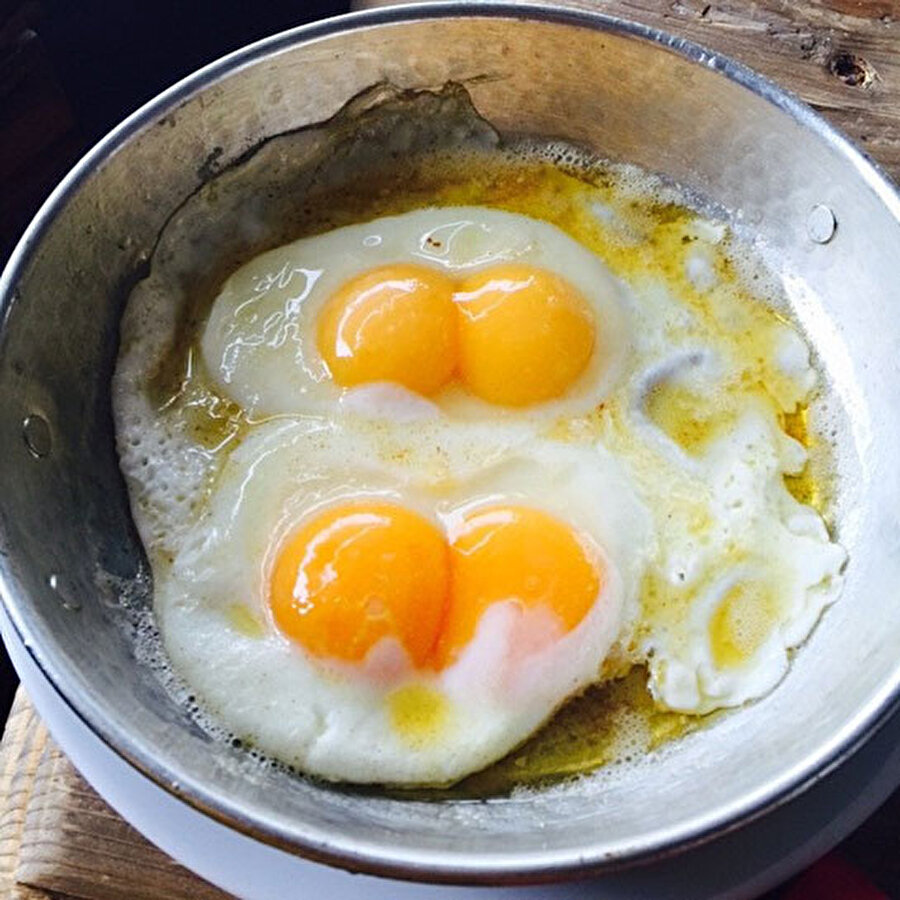 Çift sarılı yumurta yanılgısı
Toplum tarafından organik ve özel olduğu düşünülerek daha fazla para verilip satın alınan çift sarılı yumurtayı, sanılanın aksine yumurtlamaya yeni başladığı için strese giren her tavuk yapar. Anlayacağınız çift sarılı yumurtanın diğer yumurtalardan tek farkı, fiyatının fazla olmasıdır.