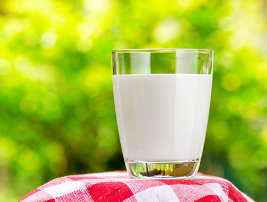 Süt
Süt de uçuklara oldukça iyi gelen bir besin maddesidir. Pamuğa soğuk süt damlatıp uçuğun üzerinde 2-3 dakika tutun.