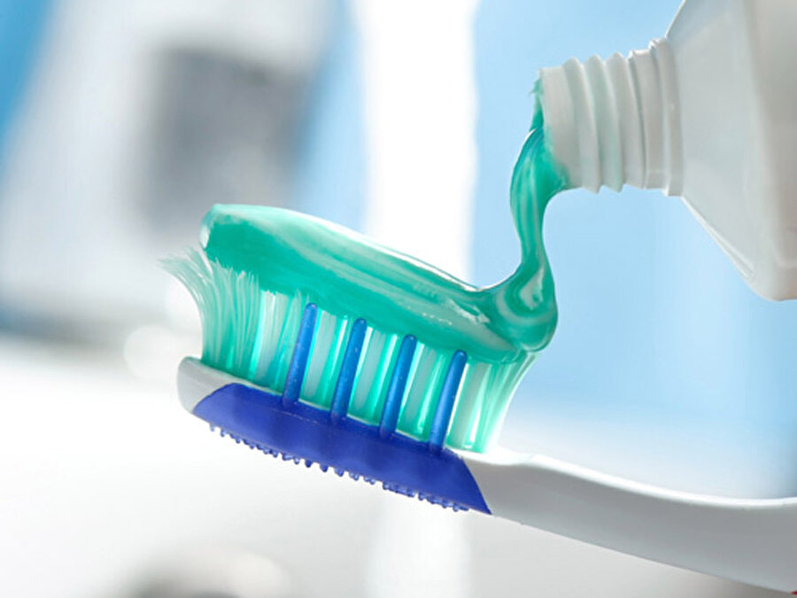 Diş fırçanızı değiştirin
Diş fırçası, uçuk virüslerinin taşınması için ideal ortam oluşturur. Uçuğunuz çıktıktan sonra temiz bir diş fırçasına geçin. Uçuk geçtikten sonra tekrar fırçanızı değiştirmeyi ihmal etmeyin.