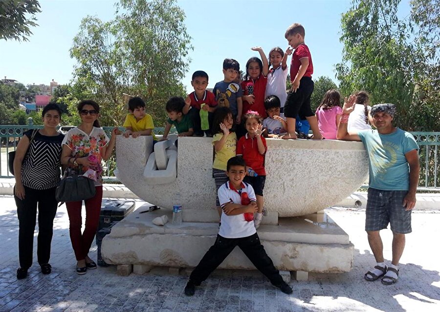 mersin deki aylan bebek heykeli yeniden yapilarak cocuklarla anildi