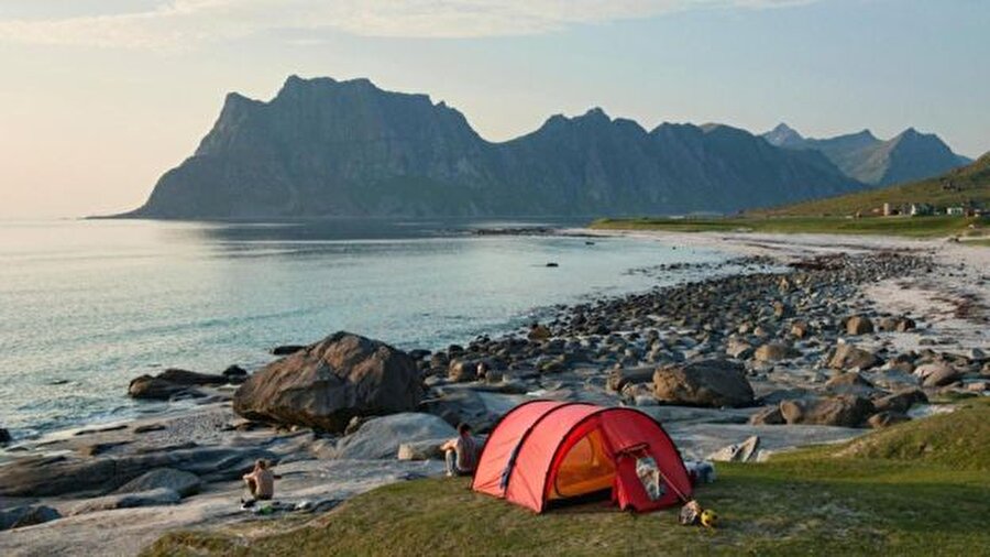 Norveç

	  Norveç'te doğayı koruyan ve onu insanların bedava kullanımına sunan özel kanunlar vardır. Örneğin insanlara en yakın binadan 150 metre uzaktan başlamak üzere yolları, nehirleri, gölleri kullanma, buralarda yabani meyve, çiçek, mantar toplama hakkı verir. Norveç'te topraklar 'iç' (innmark) ve 'dış' (utmark) diye ikiye ayrılır. İç alanlar ekilen ve bahçe, tarla, park ya da yol gibi aktif olarak kullanılan bölgeleri kapsar. Dış alanlar ise; dağlar, ormanlar, çayırlar, bataklıklar, sahiller, gölleri nehirlerdir ve birinin özel mülkü dahi olsa kullanımı serbesttir.


Kaynak: bbc.com
