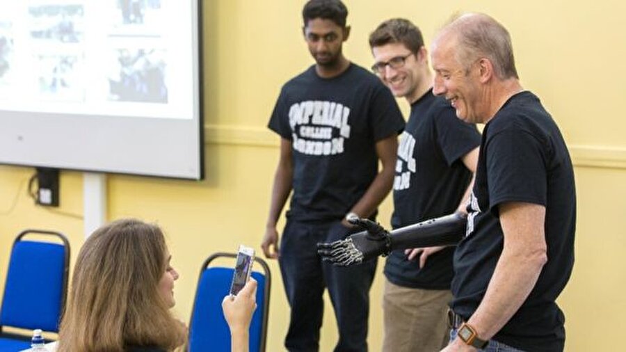 Protez kol yarışı

                                    
                                    
                                    Katılımcılardan Kevin Evison, Londra'nın Imperial College University takımında protez bir kol kullanarak yarışacak.
                                
                                
                                