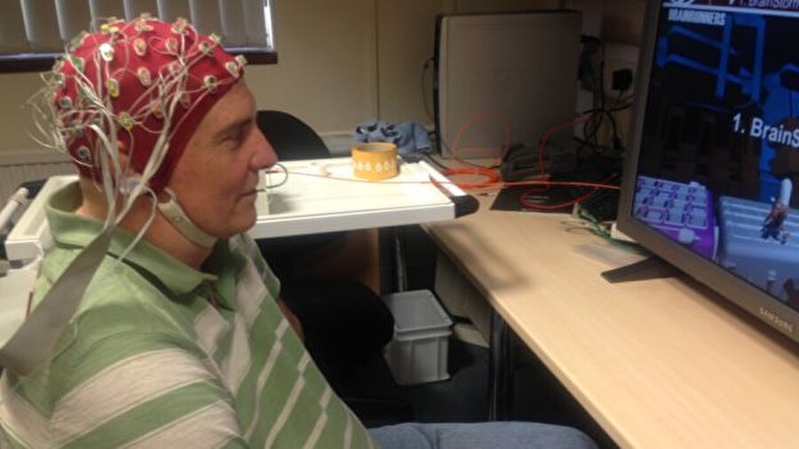 Beyin gücü

                                    
                                    
                                    29 yıl önce bir dalış sırasında felç geçiren David Rose, İngiltere'nin Essex Üniversitesinin rakibi Brainstormer (Beyin fırtınacısı) takımıyla yarışacak. Rose, yalnızca beynini kullanarak bir bilgisayar oyununu yönlendirmek için yaklaşık iki yıldır egzersiz yapıyor. 
                                
                                
                                