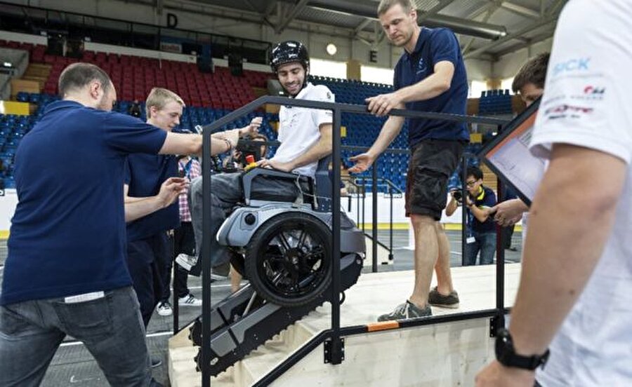Merdiven özgürlüğü

                                    
                                    
                                    Imperial College Üniversitesi'nin takımı, merdiven inip çıkabilen bir elektrikli sandalye teknolojisi üzerinde de çalışıyor.
                                
                                
                                