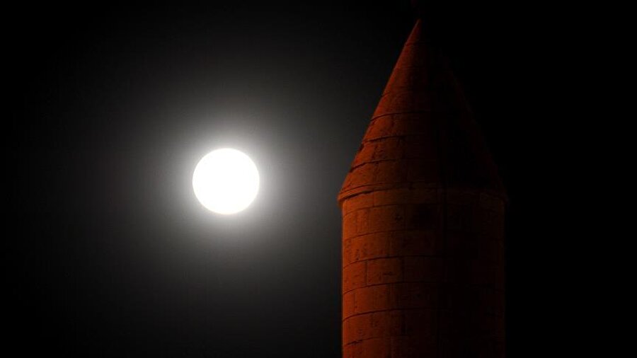 2016 yılının son tutulması

                                    2016 yılının son Parçalı Ay Tutulması cuma akşamı TSİ 21:00'de gerçekleşti. Astronomi meraklılarının büyük heyecanla bekledikleri tutulma Türkiye'den de izlendi. 
                                