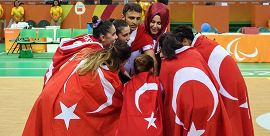 Çin’i 4-1 mağlup ettiler
Türkiye Goalball Kadın Milli Takımı final maçında Çin ile karşı karşıya geldi. Ay-yıldızlı temsilcimiz rakibini 4-1 mağlup etti ve altın madalyaya uzandı. Turnuvanın 10. günü geride kalırken Türkiye 3'ü altın olmak üzere 9 madalya kazandı.