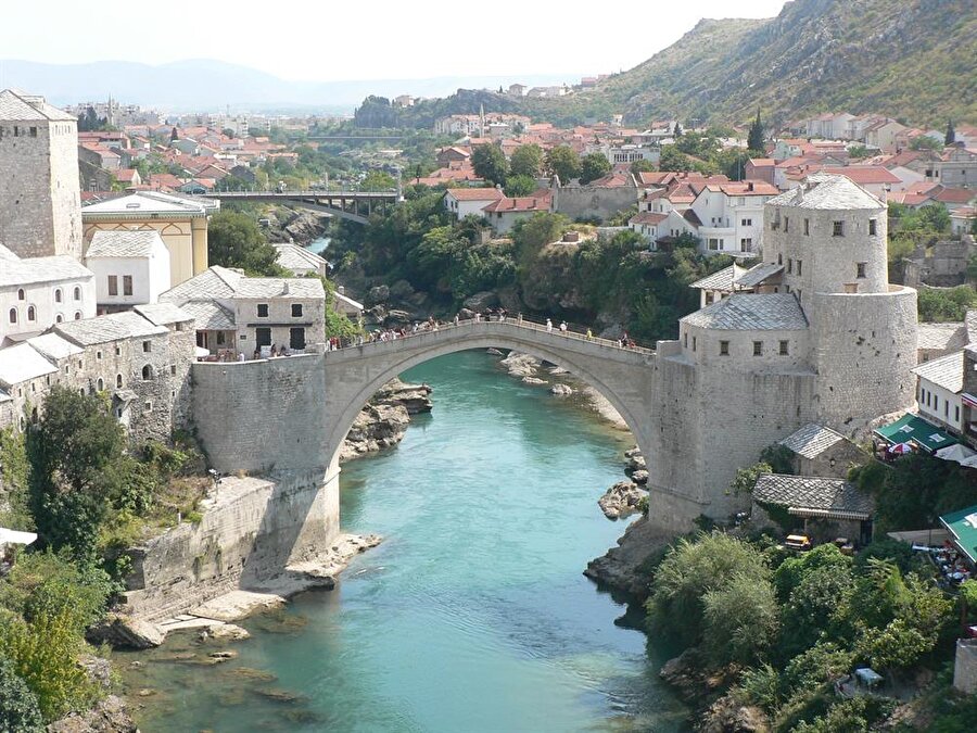 1566’da inşa edildi

                                    Bosna Hersek'in Mostar Şehri'ndeki Neretva Nehri üzerinde bulunan Mostar Köprüsü 1566 inşa edildi.
                                