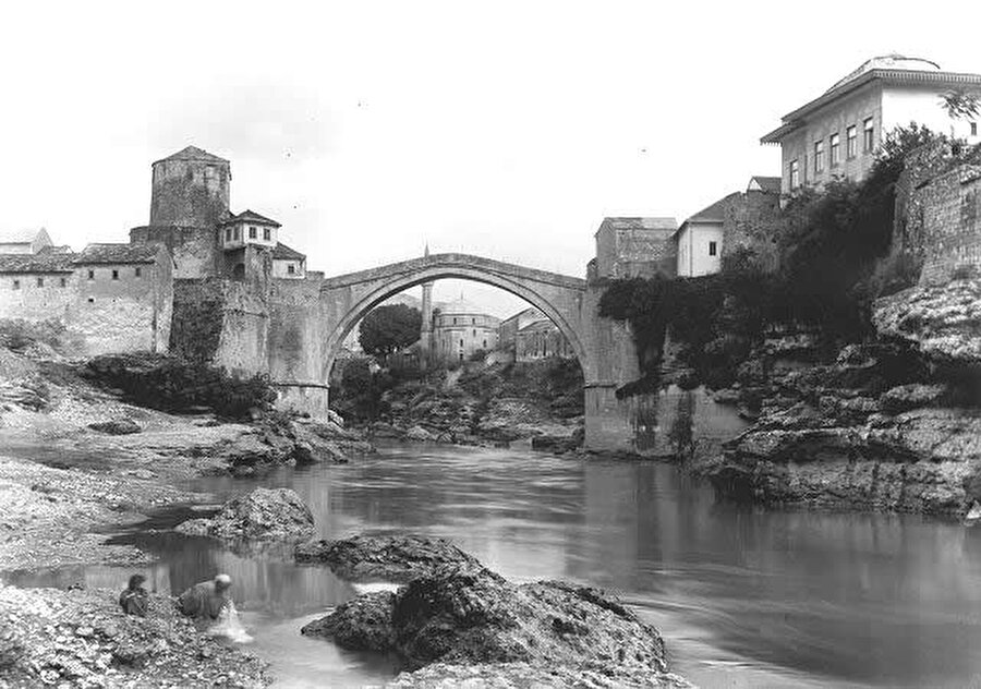 Hoşgörü köprüsüydü
Köprü inşa edildiği 1566'dan 1993'e kadar Mostar kentindeki Müslümanları ve Hristiyanları bağlayan bir öneme sahipti. İki kesimi birleştiren bu köprünün yıkımı aynı zamanda hoşgörünün de sekteye uğradığının bir kanıtıydı.