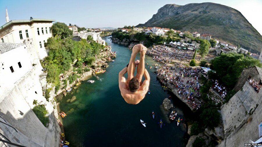 Cesaretlerini kanıtlıyorlar
Mostar Köprüsü'nde ilginç bir gelenek halen yaşatılıyor. Şehirde yaşayan erkekler, nişanlılarına cesaretlerini kanıtlamak için yirmi dört metre yükseklikten nehre atlıyor.