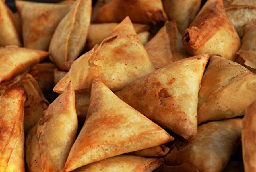 Kenya'da Sambussa

                                    
                                    
                                    
                                    
                                    
                                    
                                    
                                    Kenya'da çay vakitlerinin vazgeçilmez atıştırmalığı. "Samoosa", "Sambosa", "Samosa" gibi farklı isimleri var. Hamurdan hazırlanan Sambusa kızarmış, sebzeli, patatesli, pirinçli, etli ve tavuklu pişirilir. 


                                
                                
                                
                                
                                
                                
                                
                                