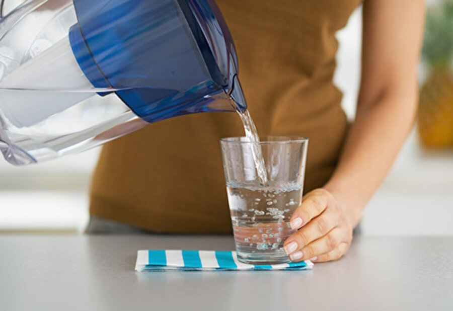 Sürekli su içme isteği
Kandaki su karaciğere toplanıp idrarla atıldığı için, vücut susuz kalır ve daha sık susuzluk hissedersiniz. bu yüzden sürekli su içme isteğiniz olabilir.
