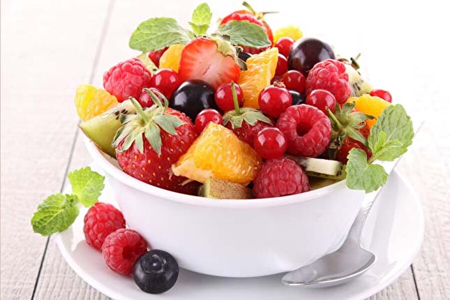 Meyve porsiyonlarınızı iyi ayarlayın
Meyveler masum görünse de, içerdikleri şeker miktarıyla şeker hastaları için tehlike arz eder. Bu yüzden yediğiniz meyveleri dikkatle seçip porsiyonlarınızı iyi ayarlayın.