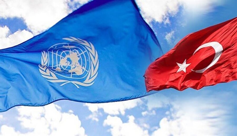 - "Türkiye, BM'nin tüm çalışmalarına katkı sağlıyor"
Türkiye'nin BM Daimi Temsilcisi Halit Çevik,yaptığı açıklamada, BM Mülteci ve Göçmenler Zirvesi'nin Türkiye'de gerçekleşen Dünya İnsani Zirvesi'nin takibi açısından son derece önemli olduğunu söyledi.

Türkiye'nin, BM görüşmeleri kapsamında mülteciler, kalkınma gündemi, kalkınmada kapsayıcılığın sağlanması, yeni genel sekreter seçim süreci gibi birçok konudaki çalışmalara katkı yapacağını belirten Çevik "Biz Türkiye olarak, sadece siyasi konular değil diğer bütün alanlarda da BM ile yoğun işbirliği içindeyiz. Burada yapılan çalışmaların hepsine katkıda bulunuyoruz." dedi.
