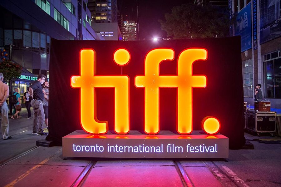Türkiye yer aldı
Cannes Film Festivali'nden sonra en büyük film festivali olarak gösterilen Toronto Uluslararası Film Festivali'nde Türkiye, ilk kez film sektörünün ileri gelenlerinin katıldığı "film marketi"nde yer aldı.