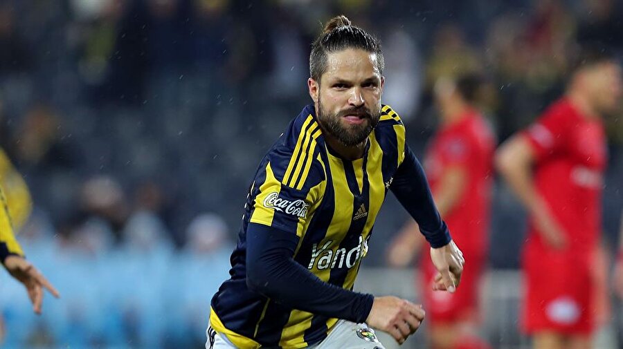 Eleştiri oklarının hedefi oldu

                                    Sambacı iki sezon top koşturduğu Fenerbahçe'de toplam 75 maça çıktı. Söz konusu bu maçlarda 8 gol atıp 13 asist yapan Diego eleştiri oklarının hedefi haline geldi.
                                